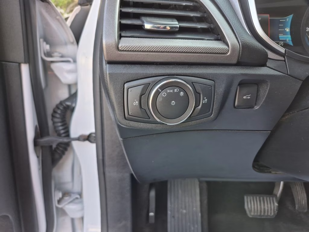 2019 White Platinum Clearcoat Metallic Ford Fusion SE FWD Sedan
