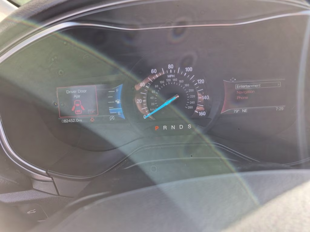 2019 White Platinum Clearcoat Metallic Ford Fusion SE FWD Sedan