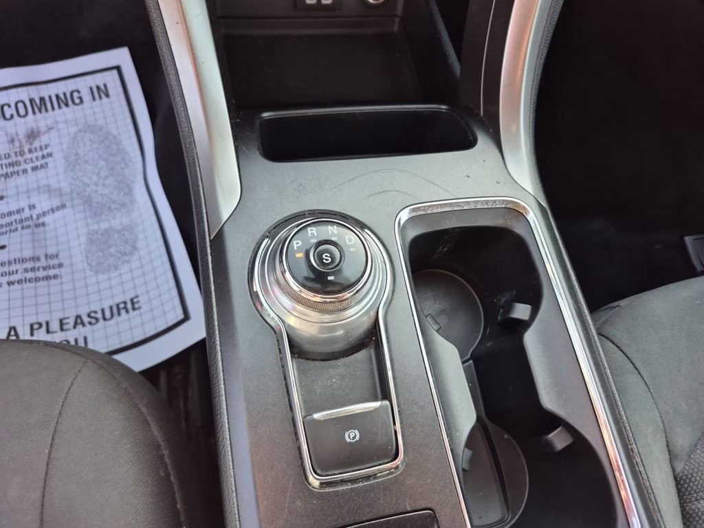 2019 White Platinum Clearcoat Metallic Ford Fusion SE FWD Sedan
