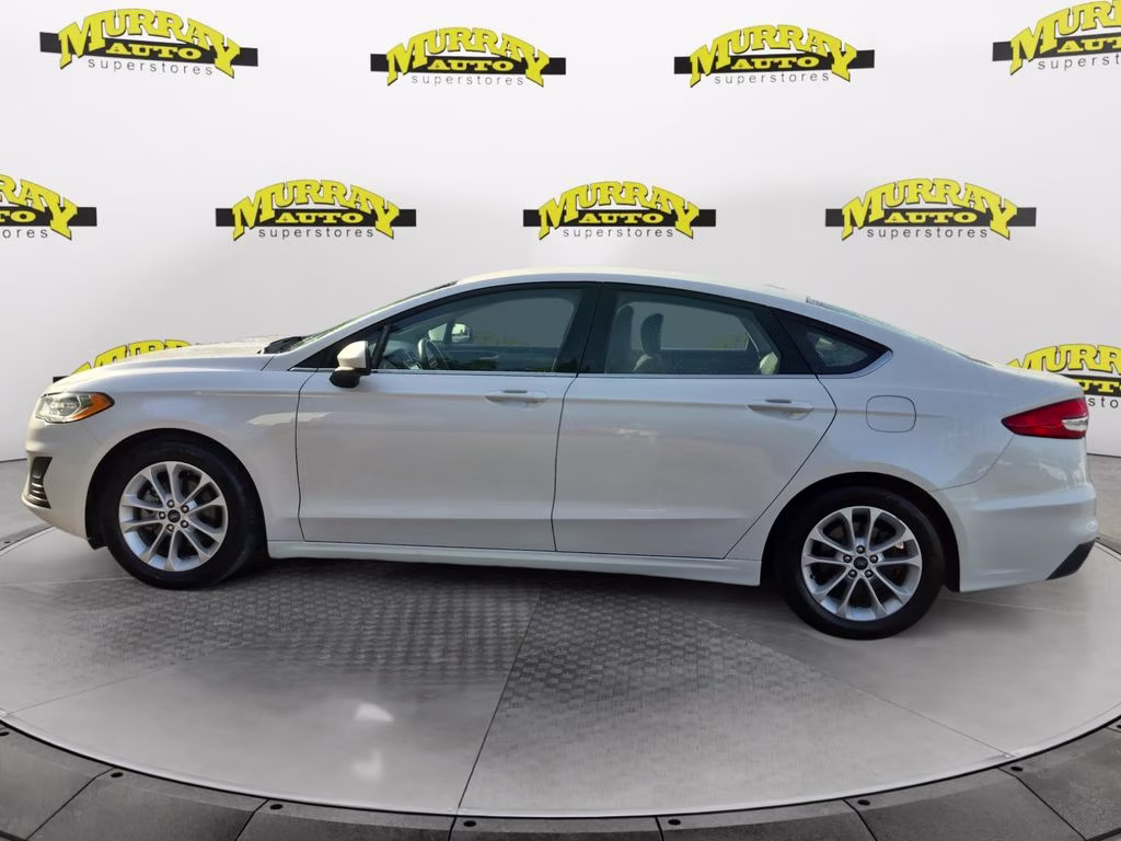 2019 White Platinum Clearcoat Metallic Ford Fusion SE FWD Sedan