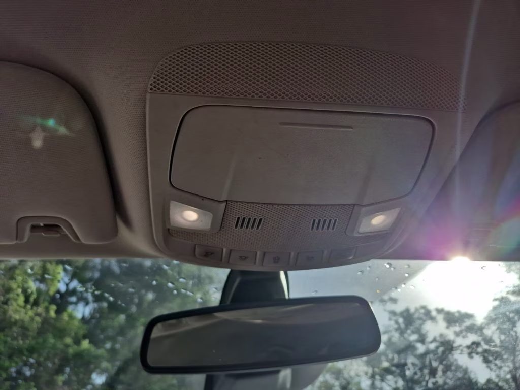 2019 White Platinum Clearcoat Metallic Ford Fusion SE FWD Sedan