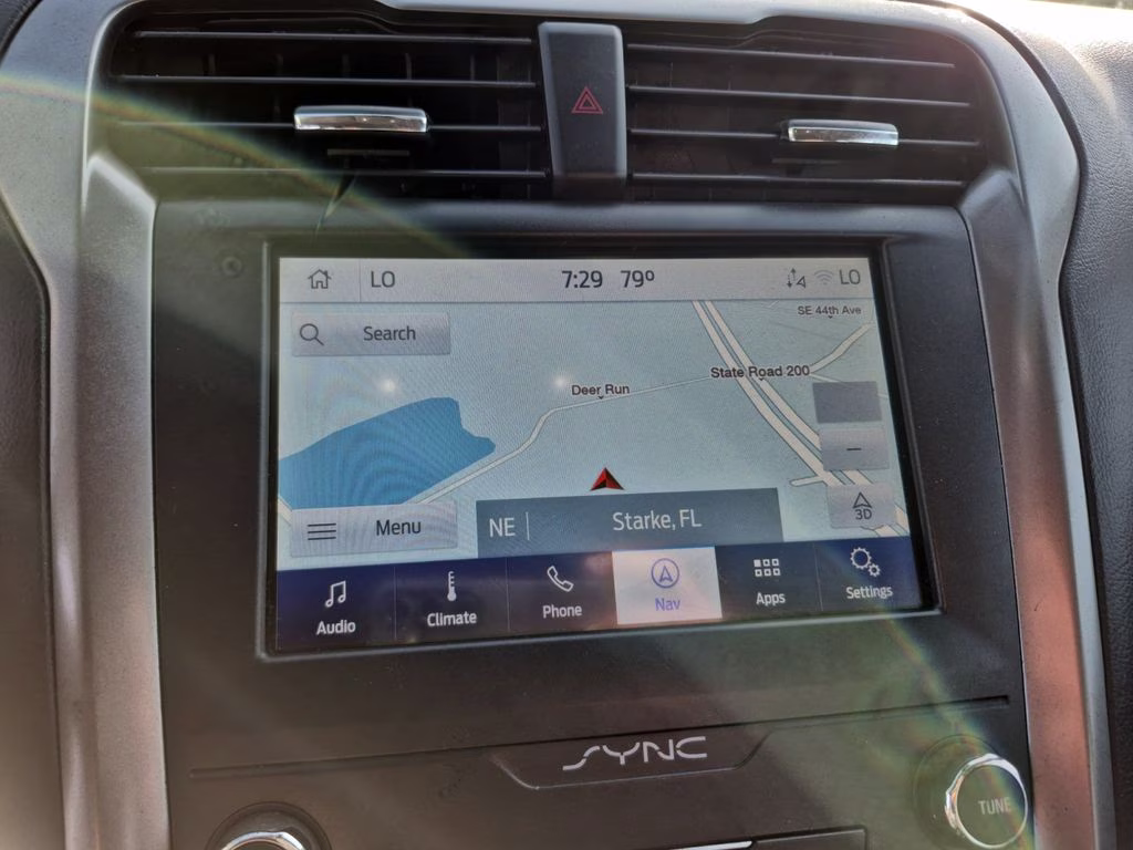 2019 White Platinum Clearcoat Metallic Ford Fusion SE FWD Sedan