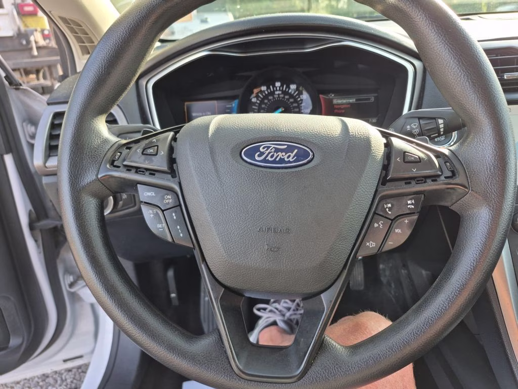 2019 White Platinum Clearcoat Metallic Ford Fusion SE FWD Sedan