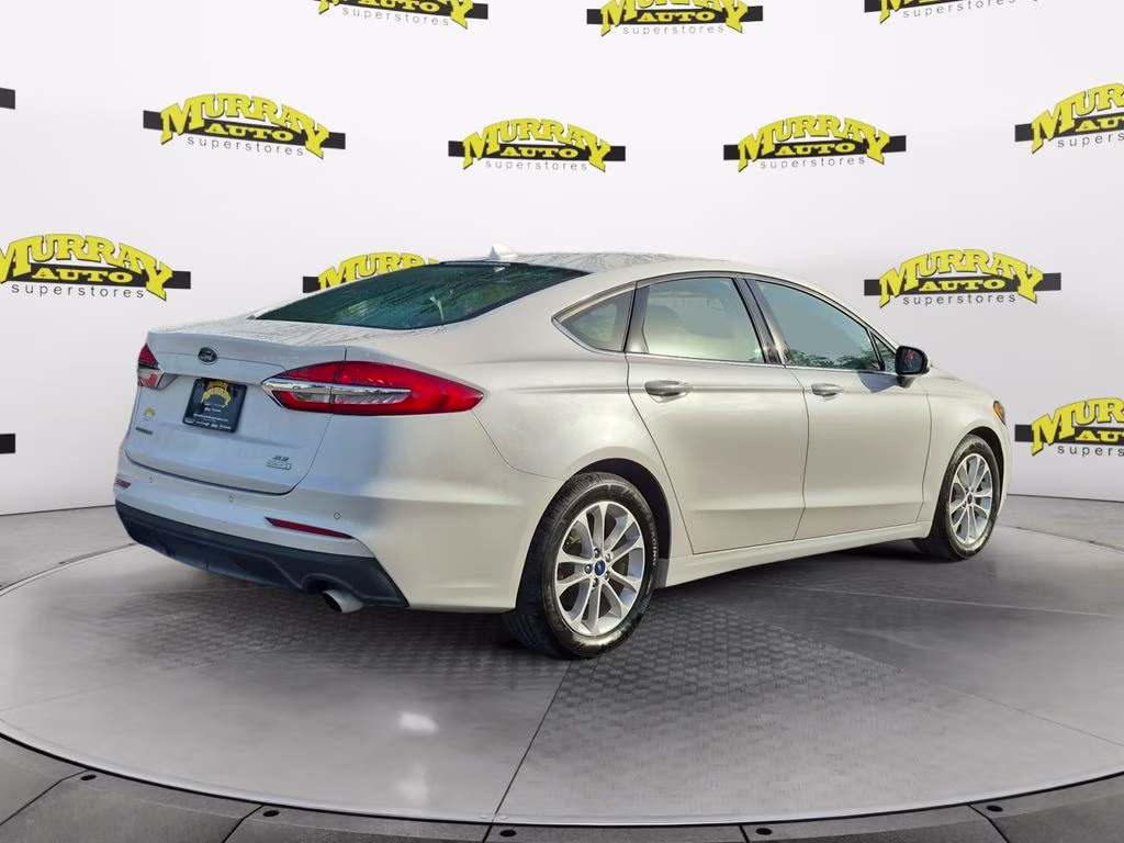 2019 White Platinum Clearcoat Metallic Ford Fusion SE FWD Sedan