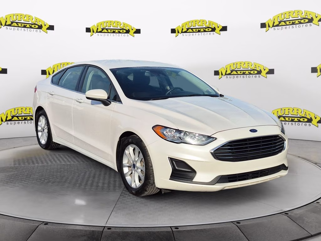 2019 White Platinum Clearcoat Metallic Ford Fusion SE FWD Sedan