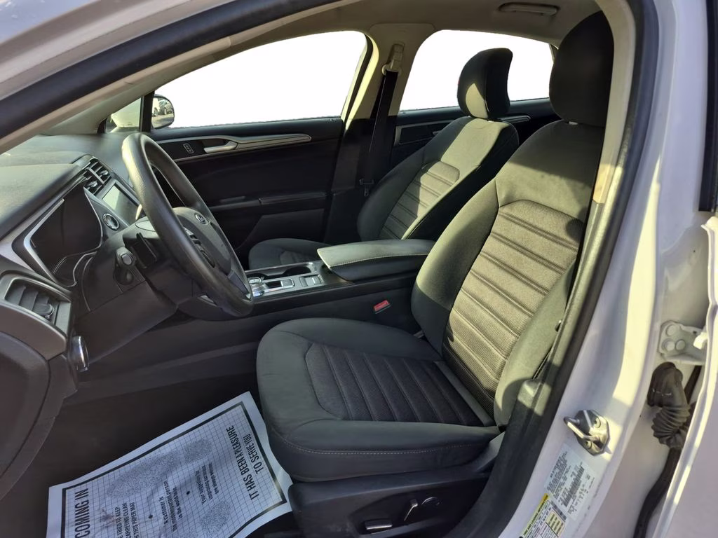 2019 White Platinum Clearcoat Metallic Ford Fusion SE FWD Sedan