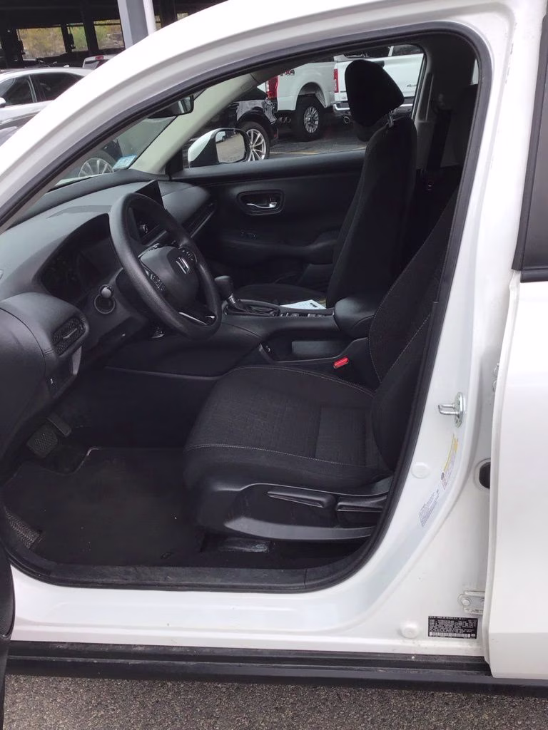 2023 White Honda HR-V LX AWD SUV