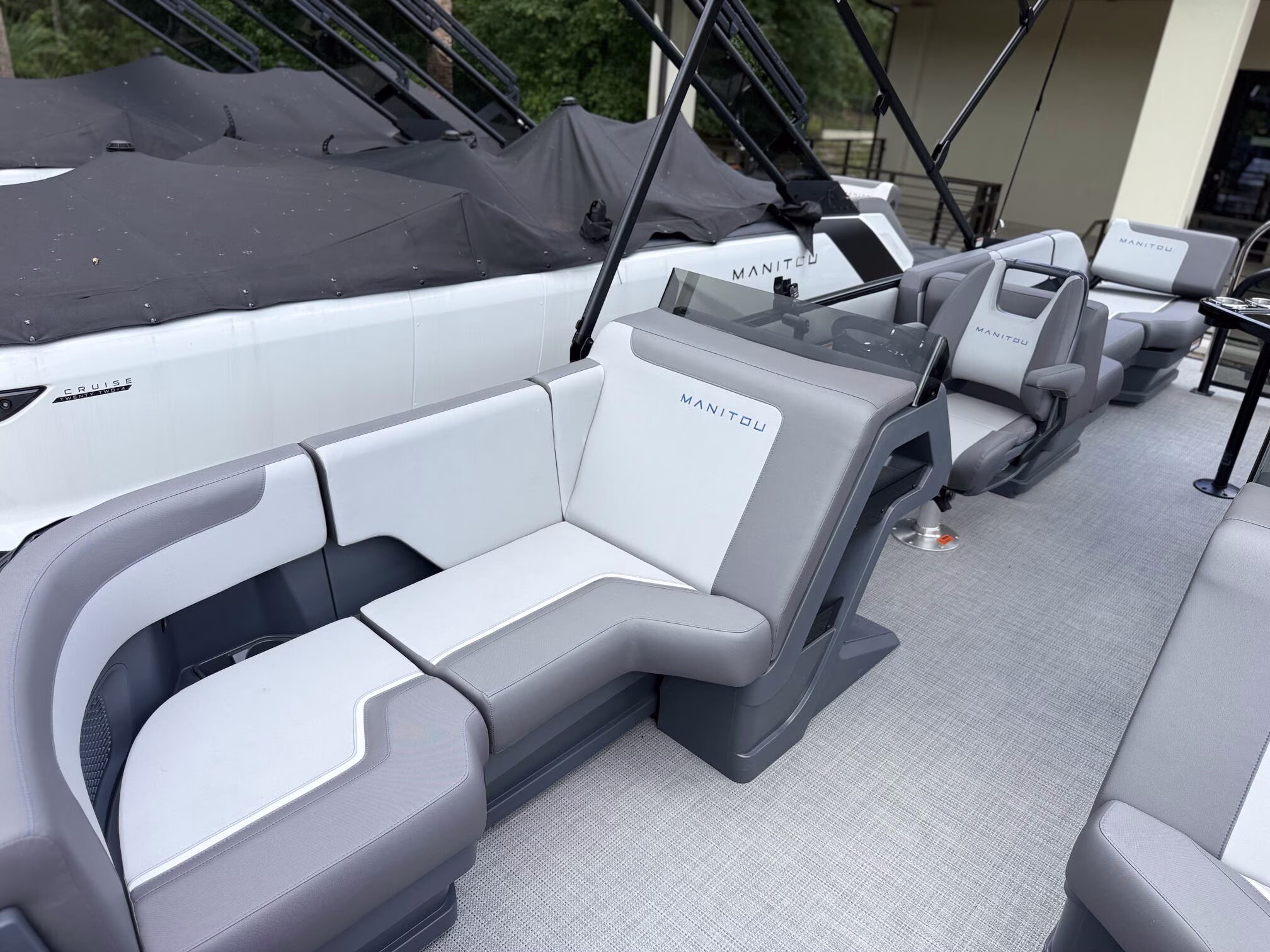 2025 Manitou Pontoon Cruise 22 Switchback Boat