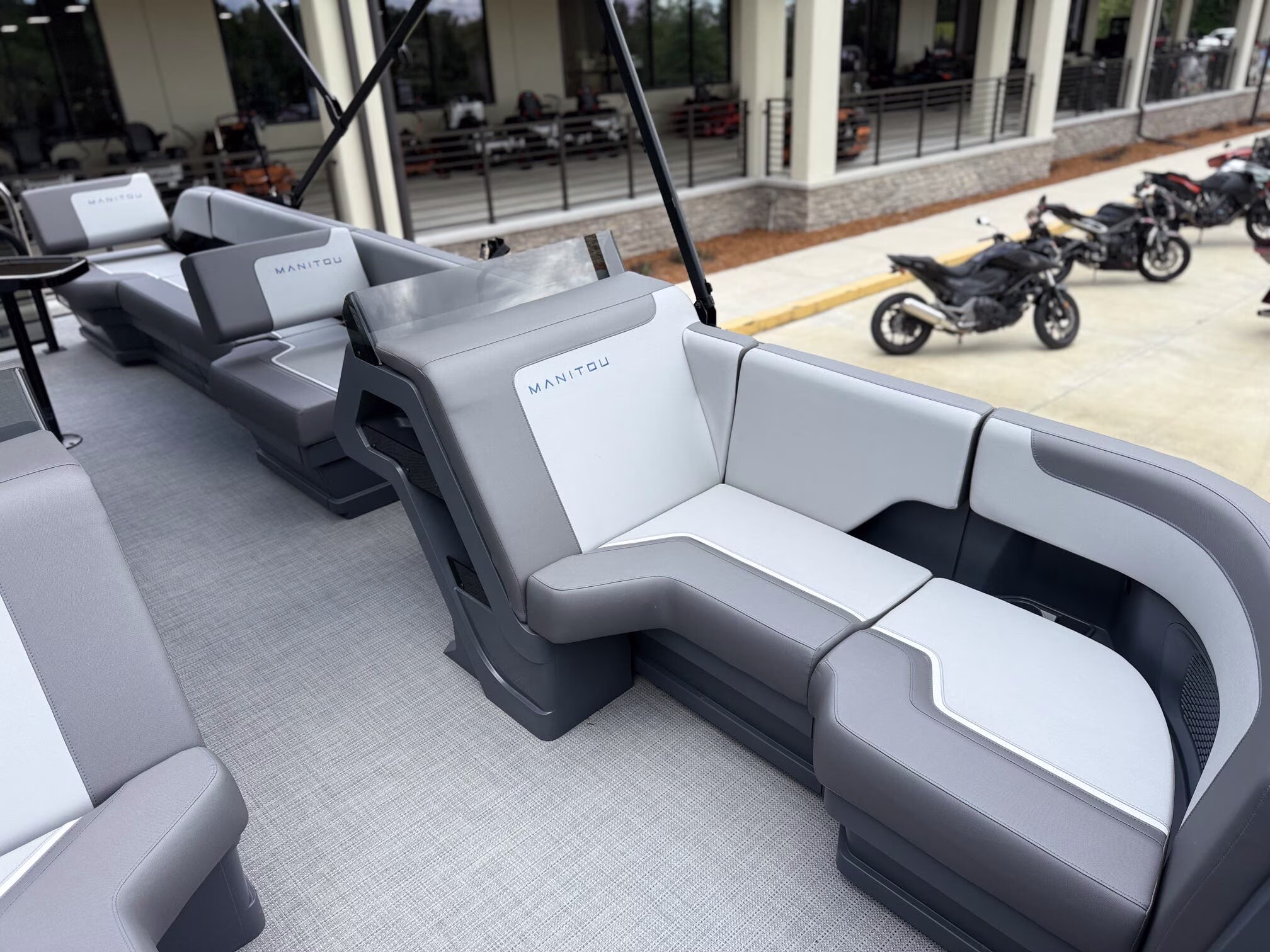 2025 Manitou Pontoon Cruise 22 Switchback Boat