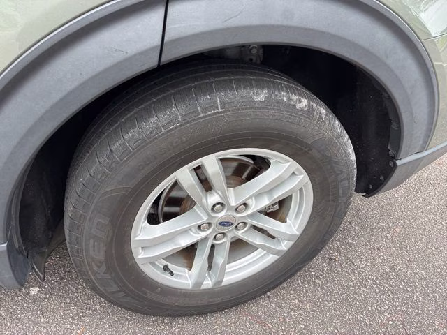 2020 Silver Spruce Metallic Ford Explorer XLT RWD SUV