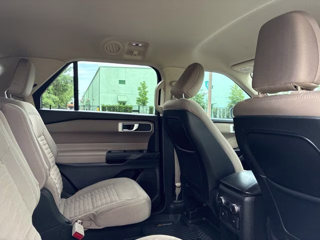 2020 Silver Spruce Metallic Ford Explorer XLT RWD SUV