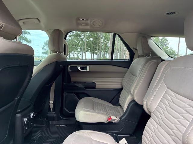 2020 Silver Spruce Metallic Ford Explorer XLT RWD SUV