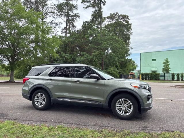 2020 Silver Spruce Metallic Ford Explorer XLT RWD SUV