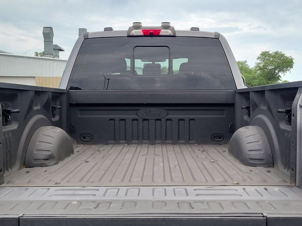 2022 Gray Metallic Ford Super Duty F-350 SRW Lariat 4X4 Truck