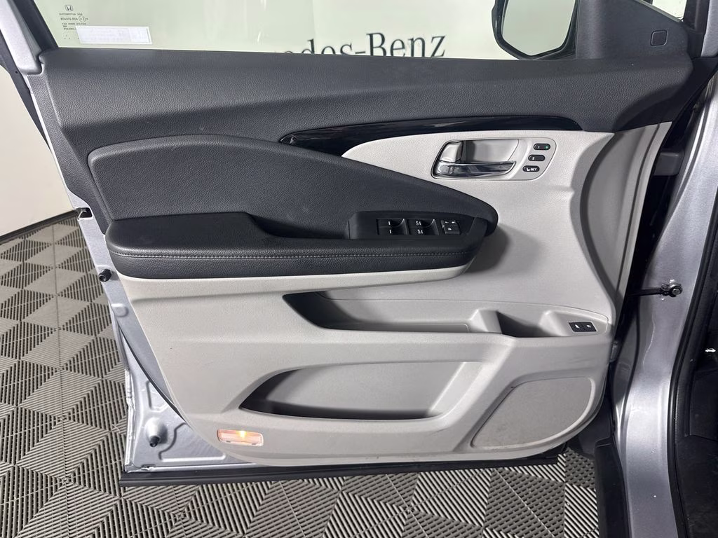 2022 Lunar Silver Metallic Honda Pilot Touring AWD SUV