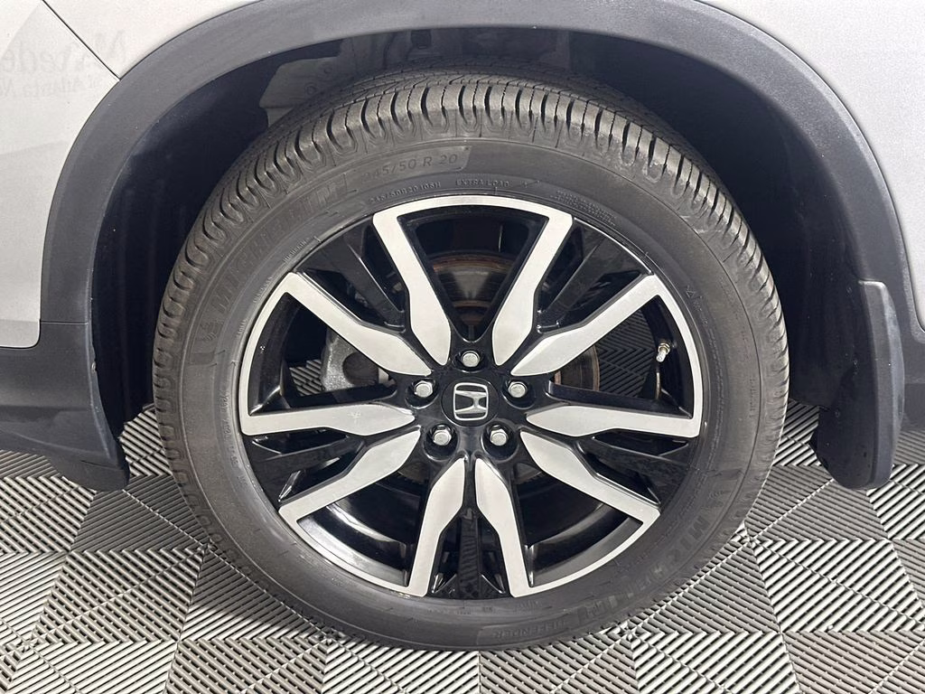 2022 Lunar Silver Metallic Honda Pilot Touring AWD SUV