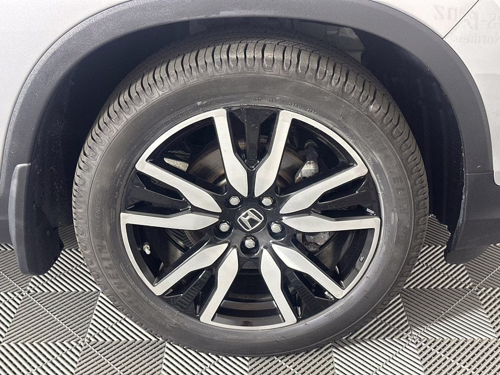 2022 Lunar Silver Metallic Honda Pilot Touring AWD SUV