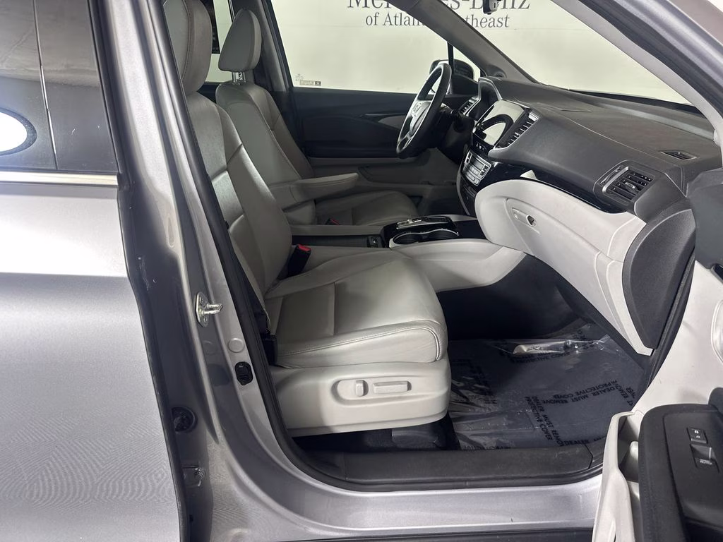 2022 Lunar Silver Metallic Honda Pilot Touring AWD SUV