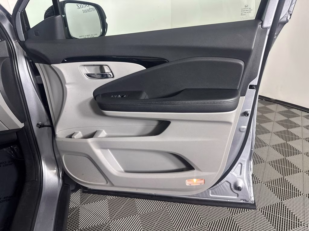 2022 Lunar Silver Metallic Honda Pilot Touring AWD SUV