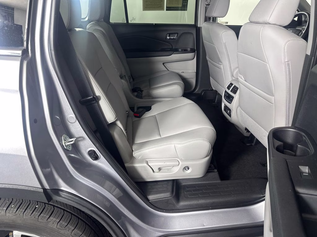 2022 Lunar Silver Metallic Honda Pilot Touring AWD SUV