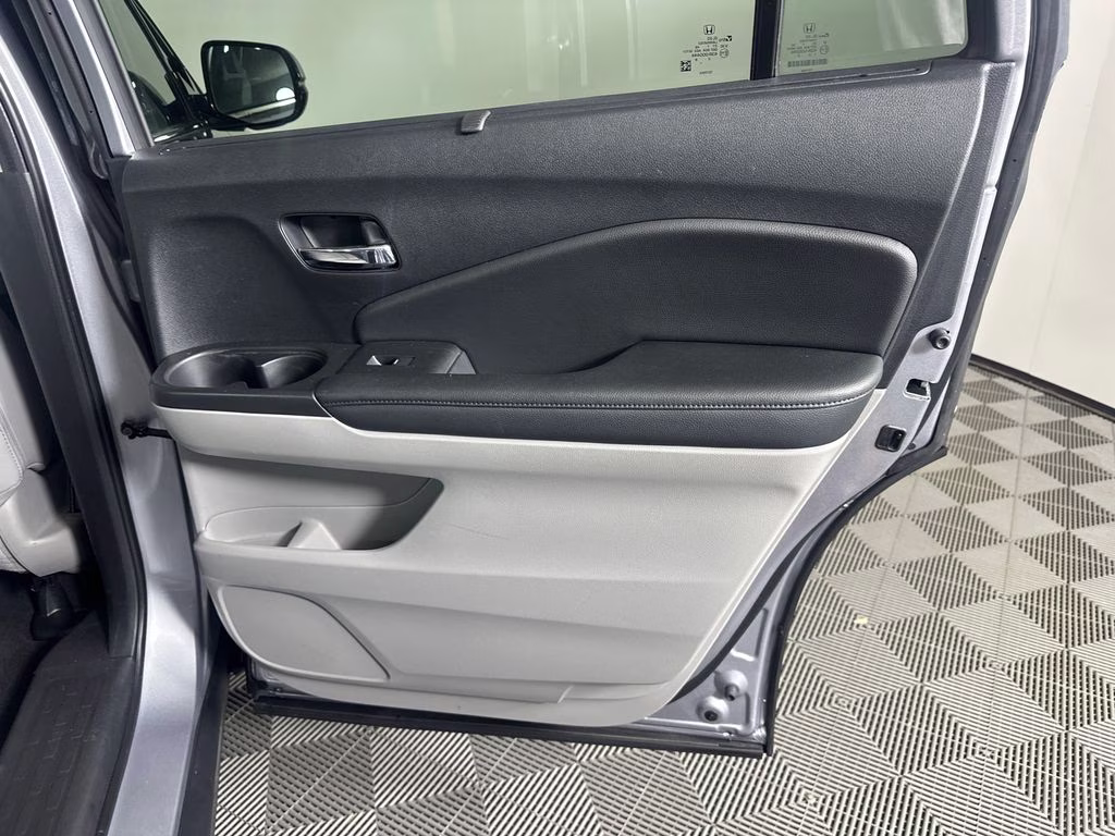 2022 Lunar Silver Metallic Honda Pilot Touring AWD SUV