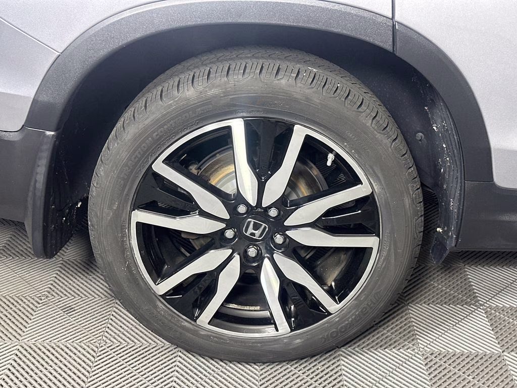 2022 Lunar Silver Metallic Honda Pilot Touring AWD SUV