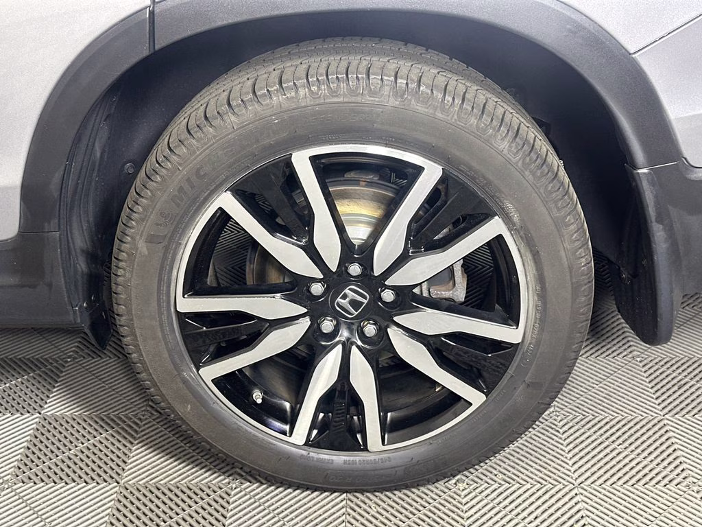2022 Lunar Silver Metallic Honda Pilot Touring AWD SUV
