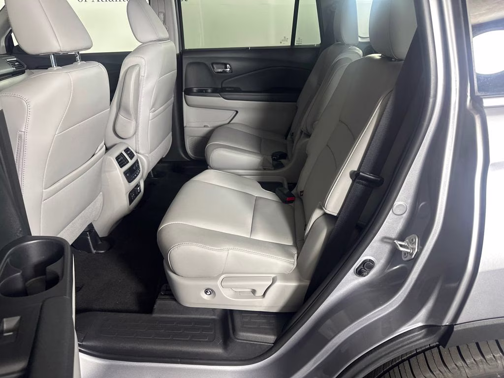 2022 Lunar Silver Metallic Honda Pilot Touring AWD SUV