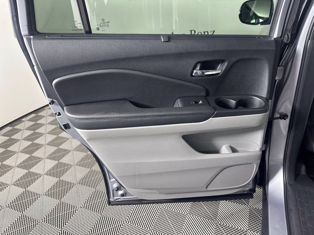2022 Lunar Silver Metallic Honda Pilot Touring AWD SUV