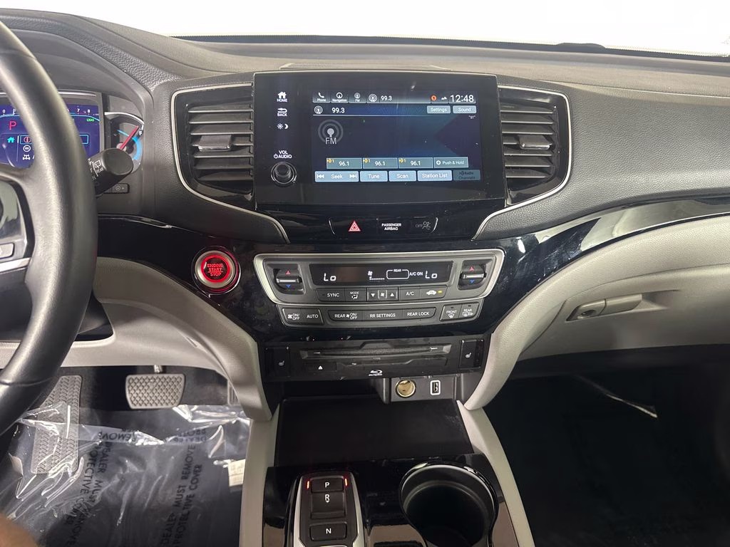 2022 Lunar Silver Metallic Honda Pilot Touring AWD SUV