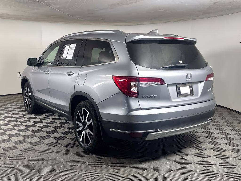 2022 Lunar Silver Metallic Honda Pilot Touring AWD SUV