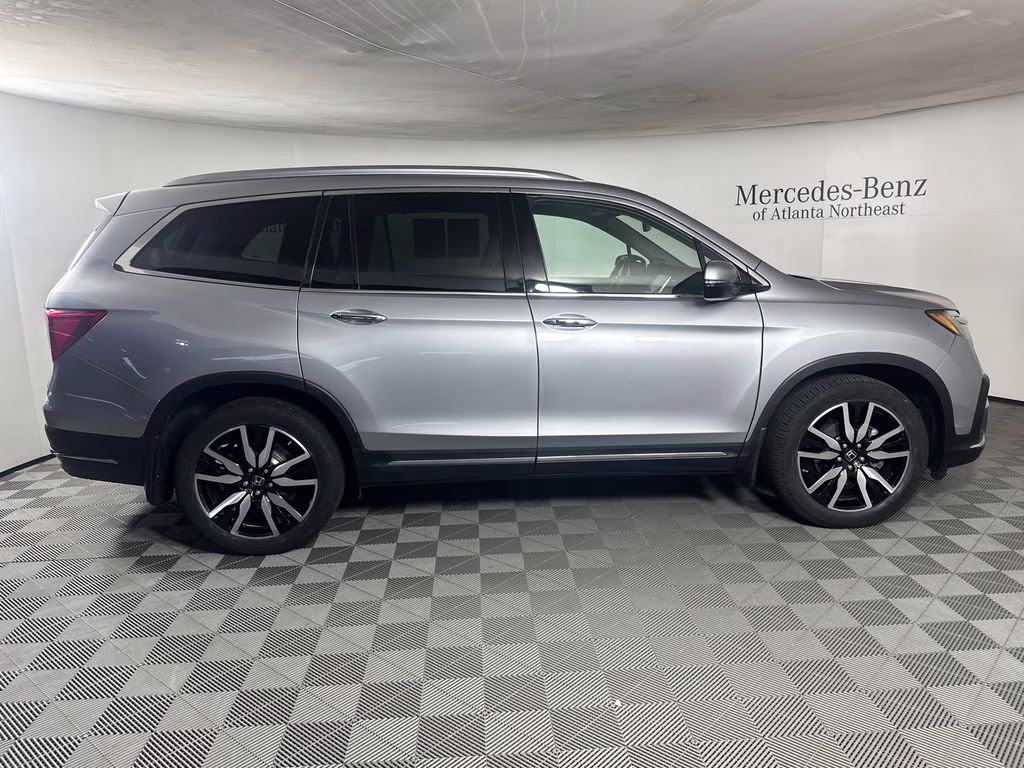 2022 Lunar Silver Metallic Honda Pilot Touring AWD SUV
