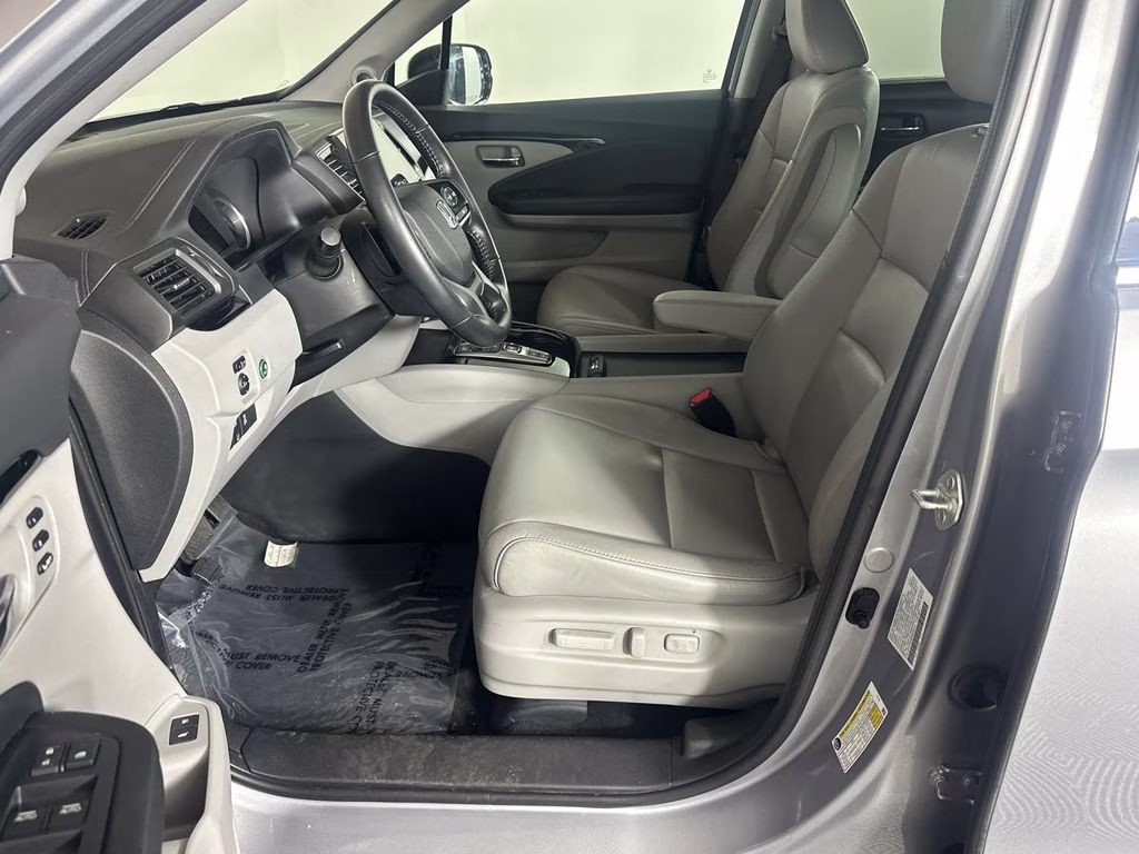 2022 Lunar Silver Metallic Honda Pilot Touring AWD SUV