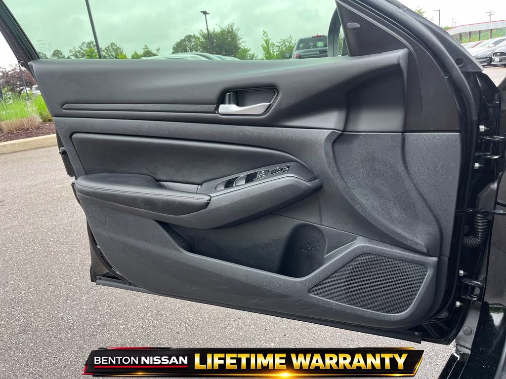 2024 Super Black Clearcoat Nissan Altima 2.5 SV FWD Sedan