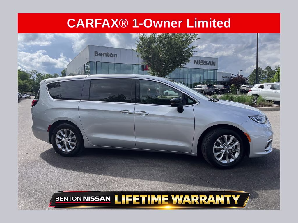 2026 Chrysler Pacifica Limited's photo