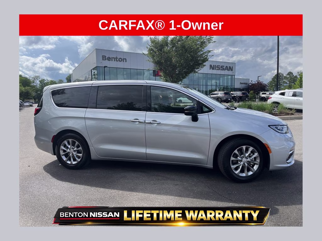 2026 Chrysler Pacifica Limited's photo