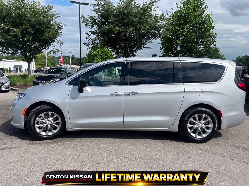 2026 Silver Mist Clearcoat Chrysler Pacifica Limited FWD Van