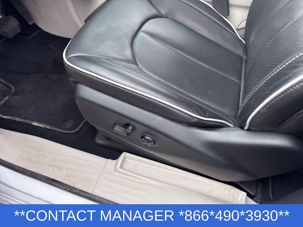 2024 Bright White Clearcoat Chrysler Pacifica Limited FWD Van