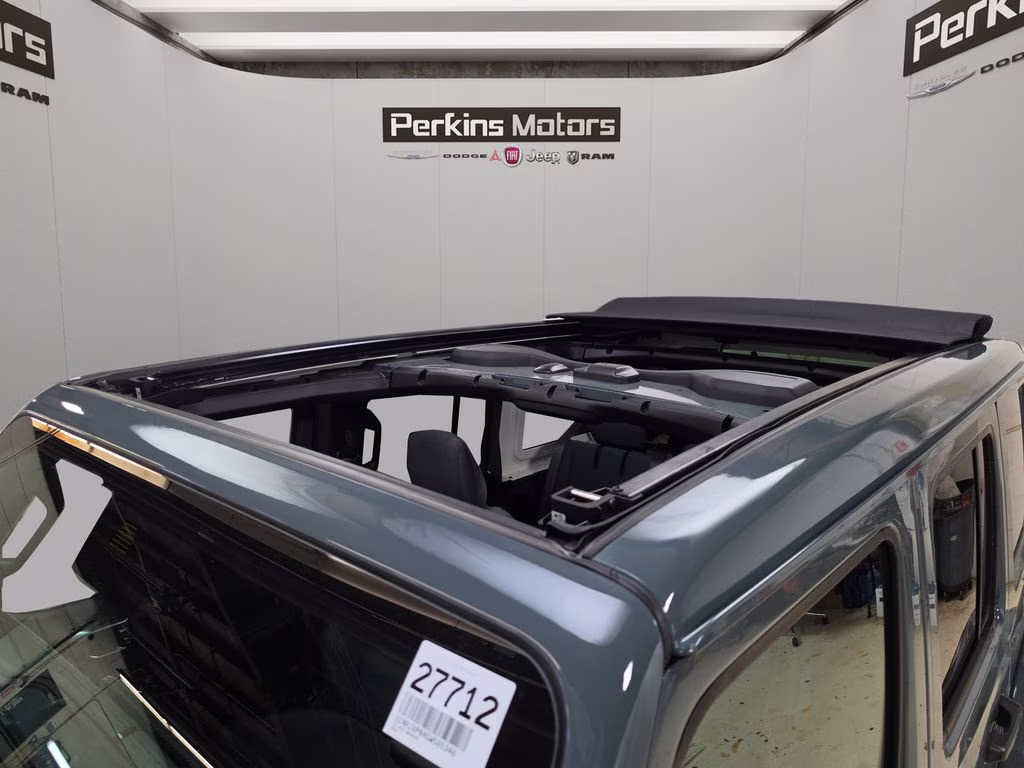 2025 Anvil Clear Coat Jeep Wrangler 4xe Sahara 4X4 SUV