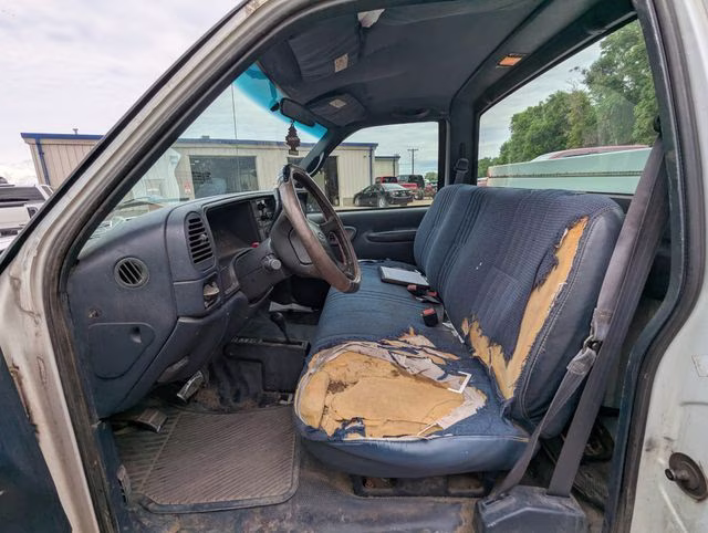 1997 Summit White Chevrolet C/K 1500 Base 4X4 Truck