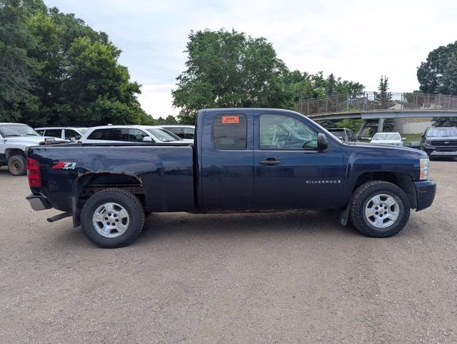 2009 Black Granite Metallic Chevrolet Silverado 1500 LT 4X4 Truck