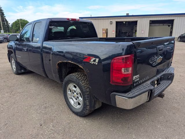 2009 Black Granite Metallic Chevrolet Silverado 1500 LT 4X4 Truck