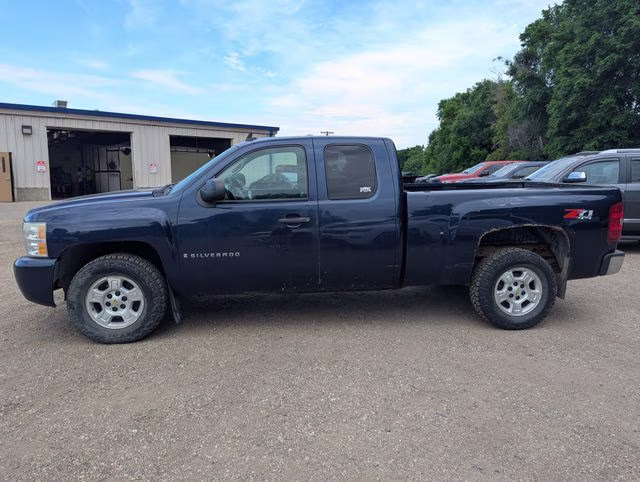 2009 Black Granite Metallic Chevrolet Silverado 1500 LT 4X4 Truck