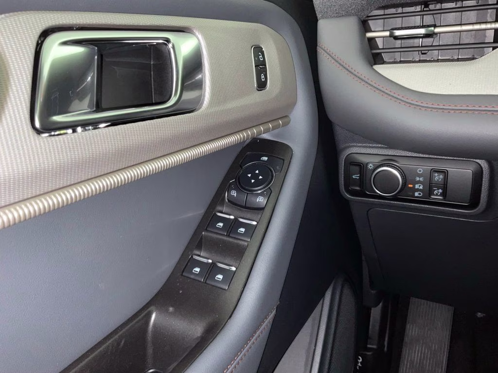 2026 White Metallic Ford Explorer Active RWD SUV