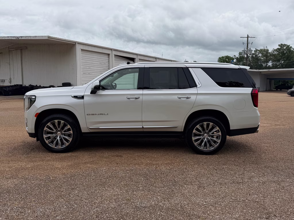 2021 White Frost Tricoat GMC Yukon Denali RWD SUV