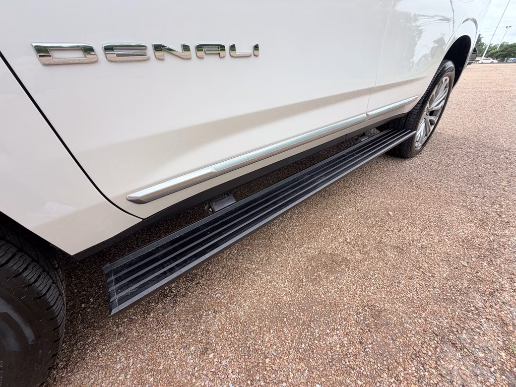 2021 White Frost Tricoat GMC Yukon Denali RWD SUV