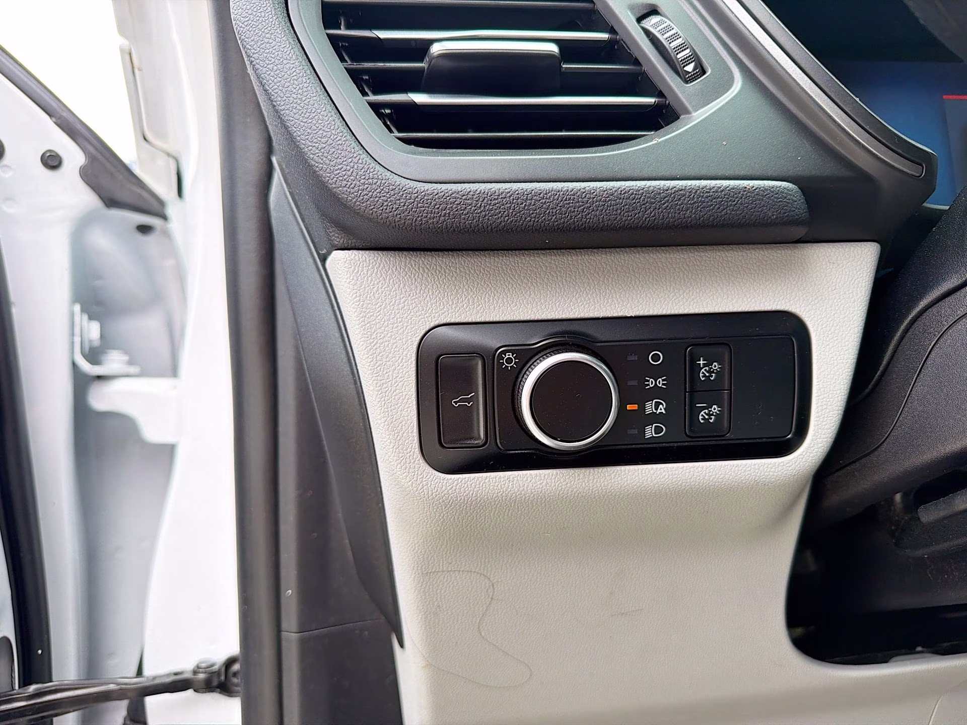 2024 Oxford White Ford Escape Active FWD SUV