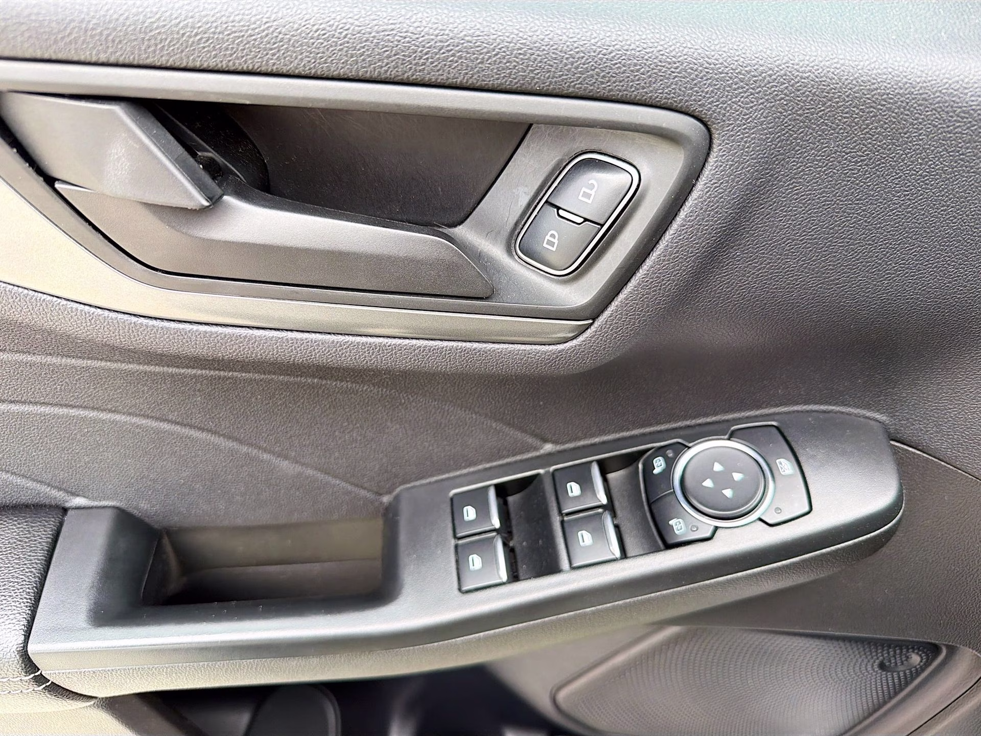 2024 Oxford White Ford Escape Active FWD SUV