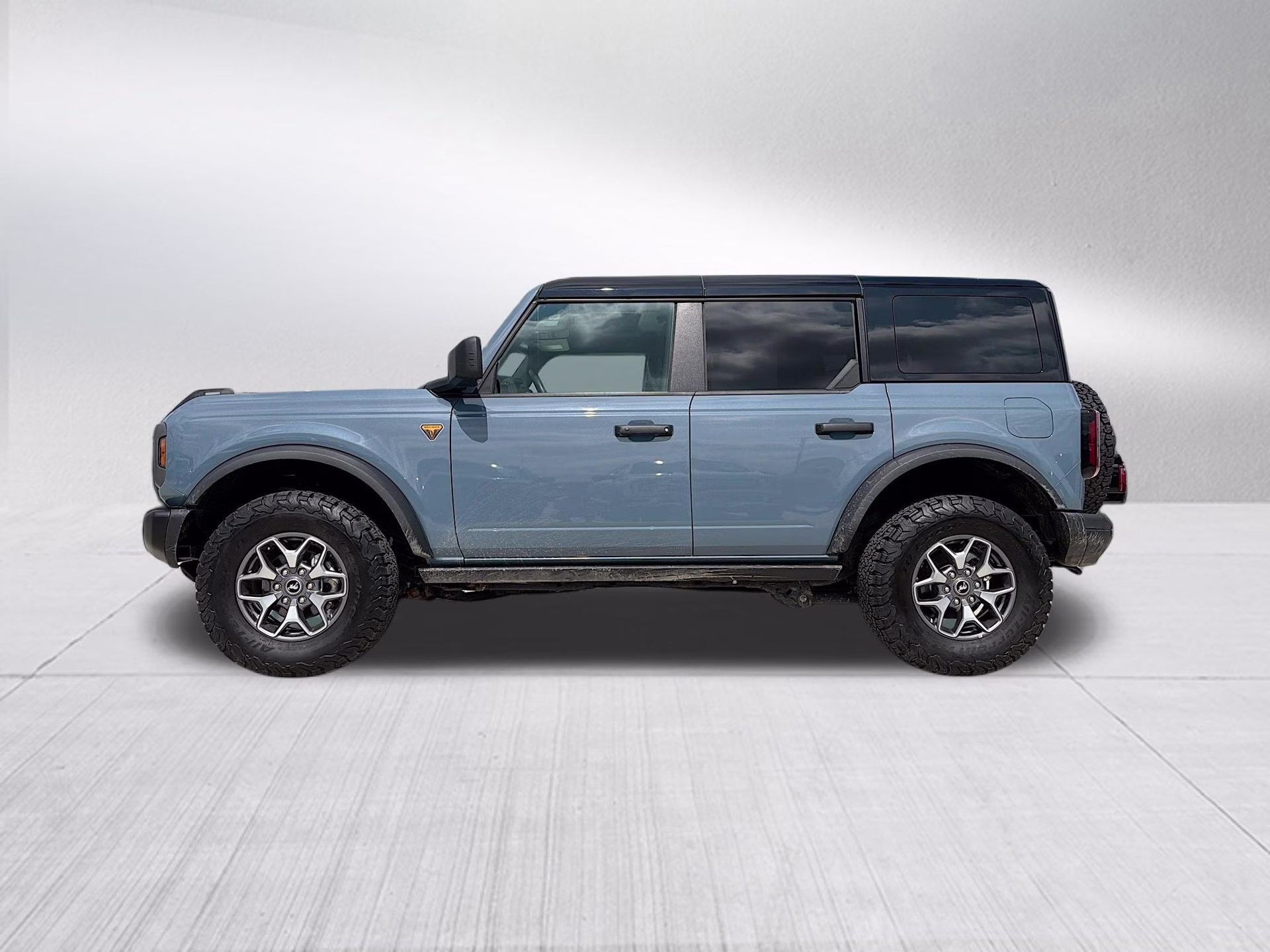 2025 Azure Gray Metallic Tri-Coat Ford Bronco Badlands 4X4 SUV