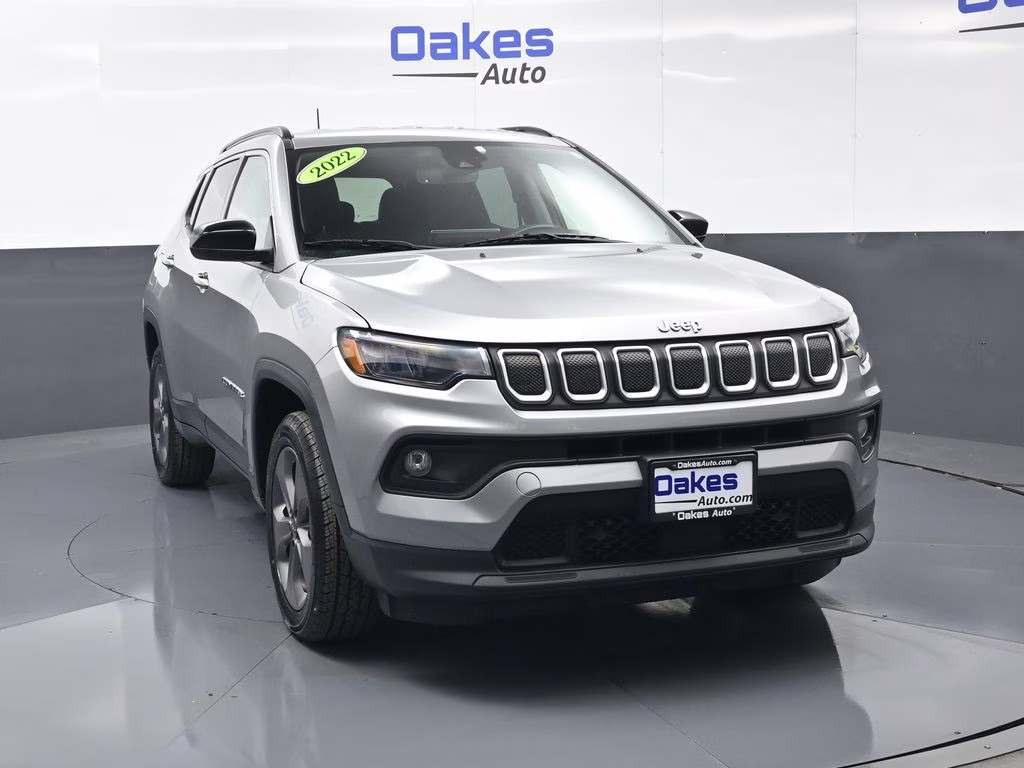 2022 Billet Silver Metallic Clearcoat Jeep Compass Latitude Lux 4X4 SUV
